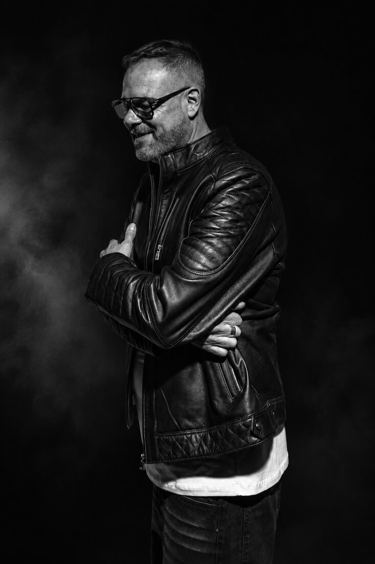 Retrato de D.BER, campera de cuero, fondo oscuro