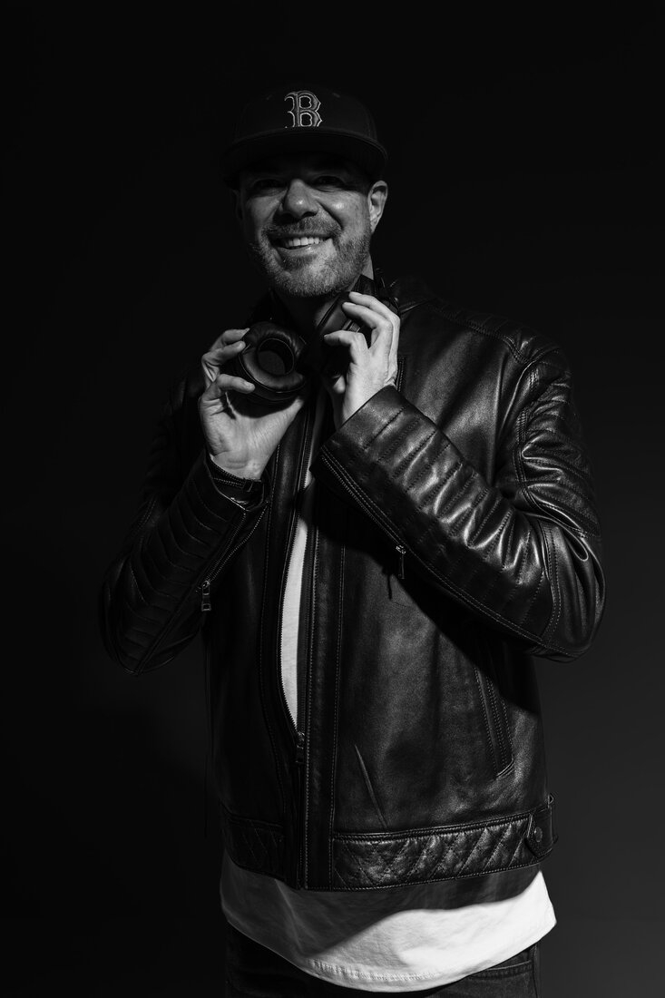 Retrato de D.BER con gorra, sonriendo